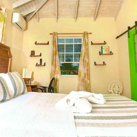 Cozy Modern Upstairs 2 Bed A/C Apt Near 2 Everything Saint Philip Luaran gambar