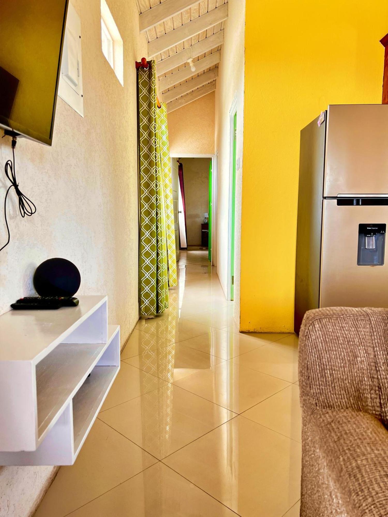 Cozy Modern Upstairs 2 Bed A/C Apt Near 2 Everything Saint Philip Luaran gambar