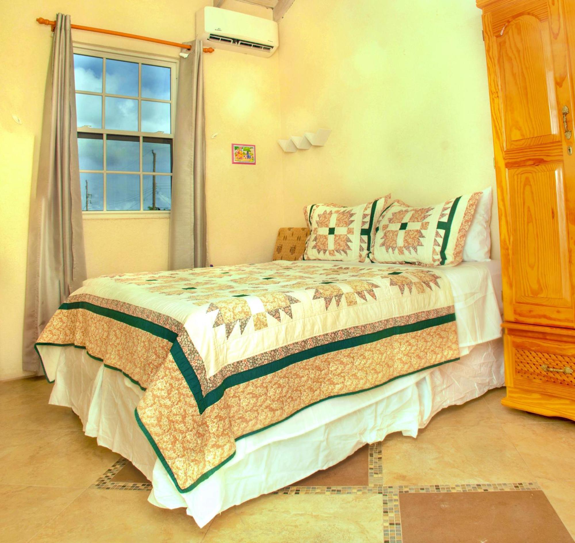 Cozy Modern Upstairs 2 Bed A/C Apt Near 2 Everything Saint Philip Luaran gambar