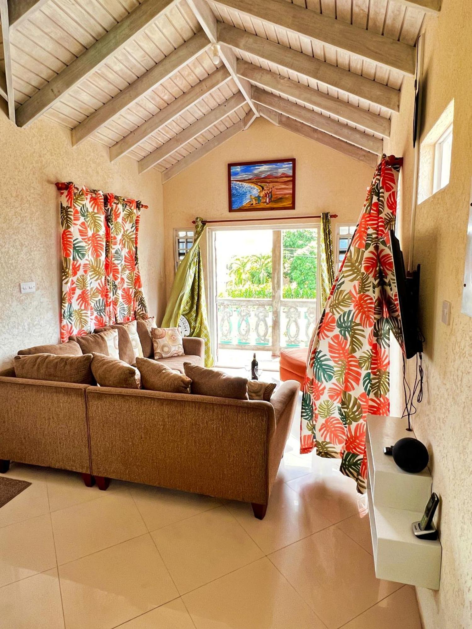Cozy Modern Upstairs 2 Bed A/C Apt Near 2 Everything Saint Philip Luaran gambar
