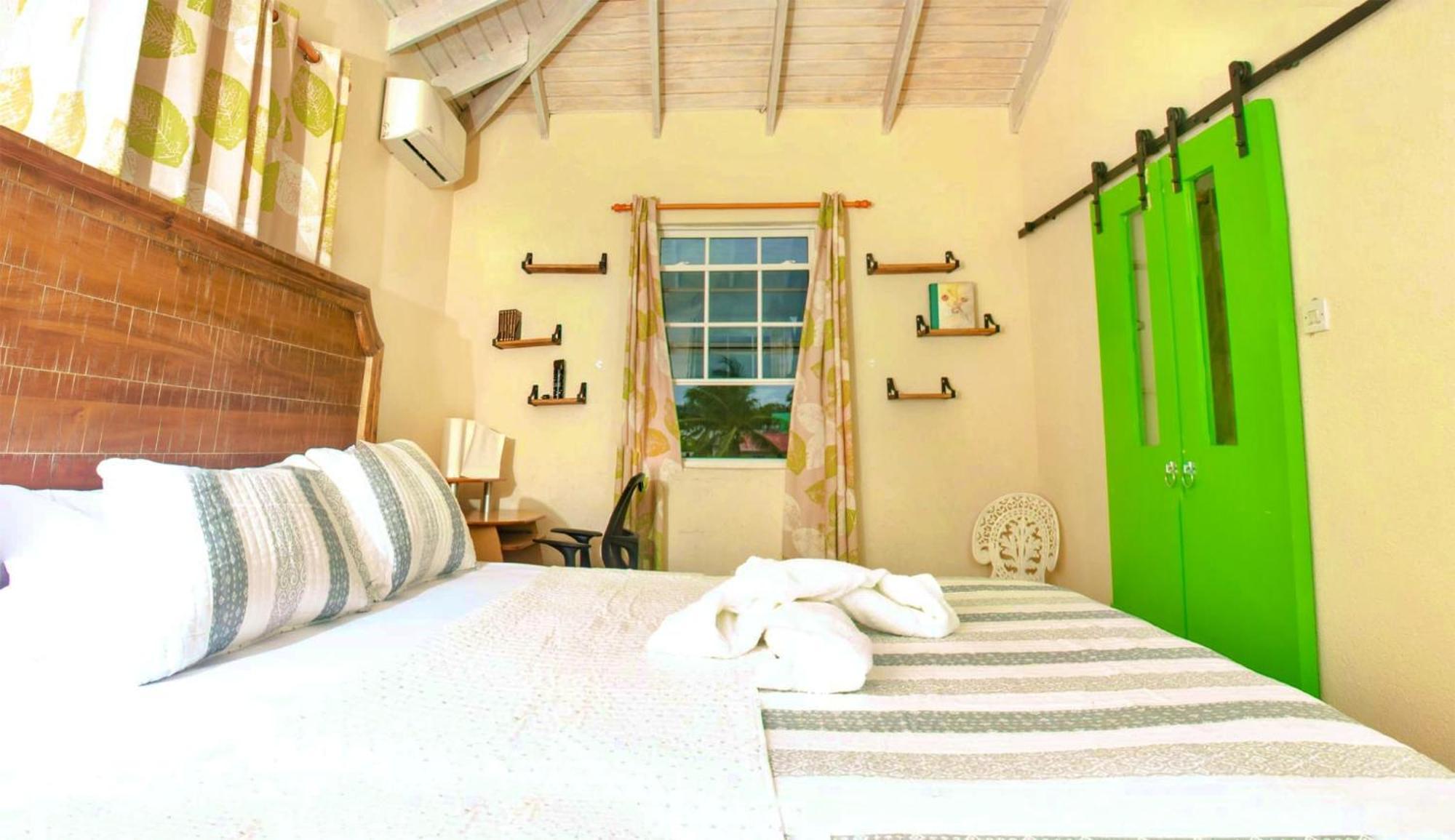 Cozy Modern Upstairs 2 Bed A/C Apt Near 2 Everything Saint Philip Luaran gambar