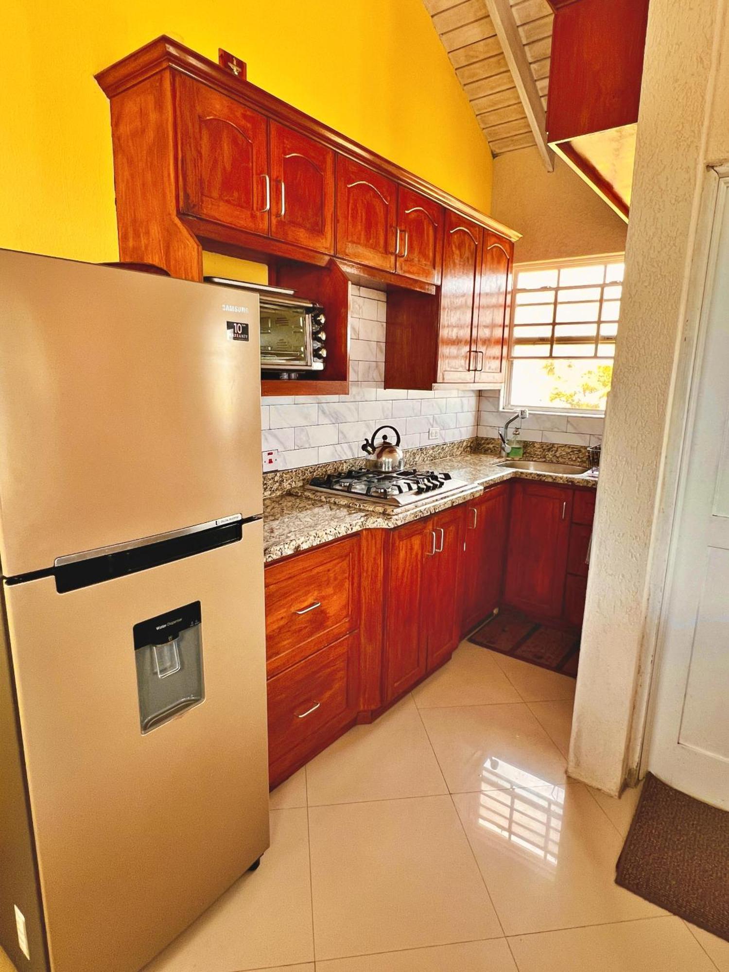 Cozy Modern Upstairs 2 Bed A/C Apt Near 2 Everything Saint Philip Luaran gambar